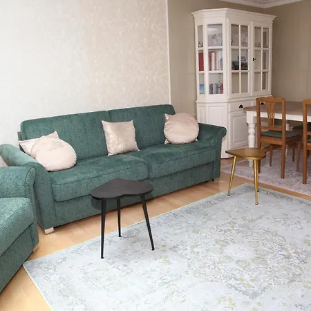 Mayener Jung Mit Schoenem Innenhof