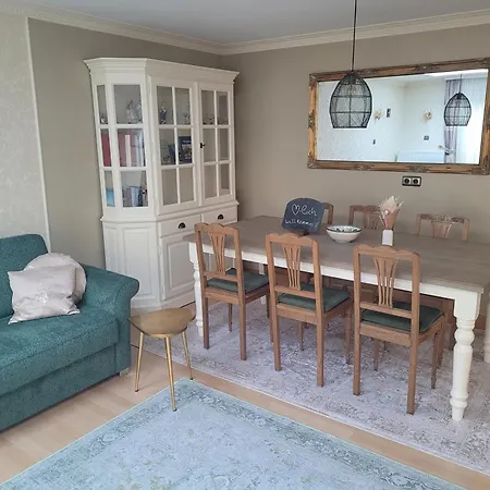 Mayener Jung Mit Schoenem Innenhof *