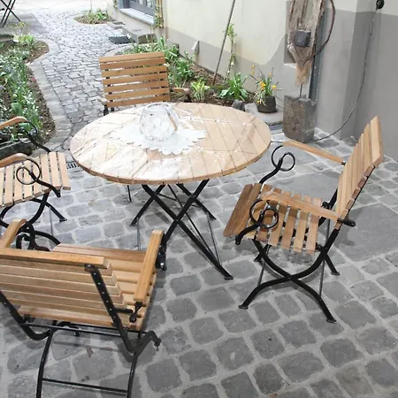 Mayener Jung Mit Schoenem Innenhof