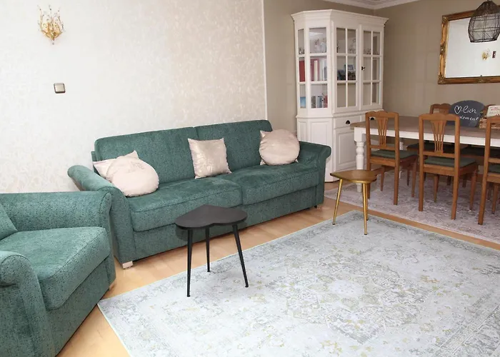 Mayener Jung Mit Schoenem Innenhof