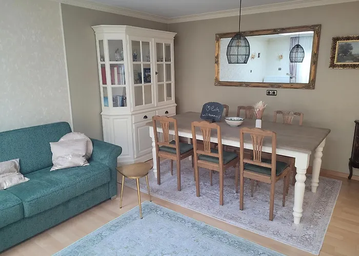 Mayener Jung Mit Schoenem Innenhof *