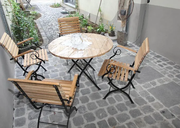 Mayener Jung Mit Schoenem Innenhof